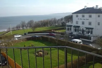 Image de Blue Whale 2 Bedroomed 2nd Floor Appt with Sea Views, Beach & Wifi