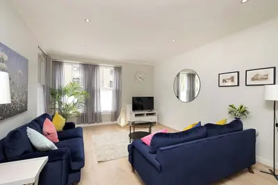 Image de Spacious two-bedroom mews cottage located in the beautiful Dean Village area of Edinburgh. Sleeps 4.