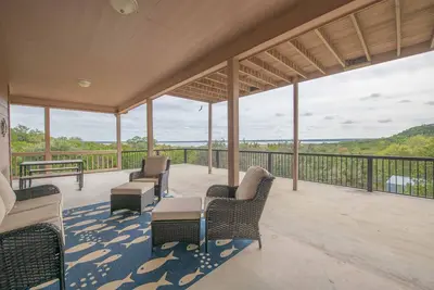 Image de Lake-view family retreat, large deck and easy access to the lake