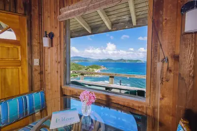 Image de Private and Quiet with Panoramic Ocean Views – Sugar Bird Cottage