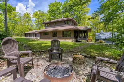 Image de Dog Friendly home near Cave Point County Park!
