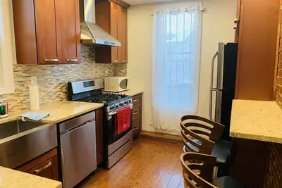 Image de Beautiful two bedroom apartment in the 2nd floor of s private home.