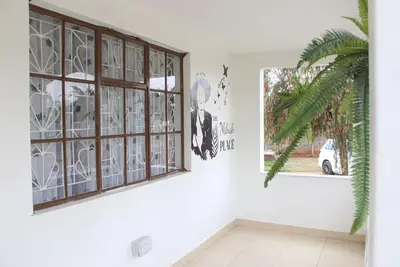 Image de A cozy 3 bdr house - 1km from Westlands Redhill
