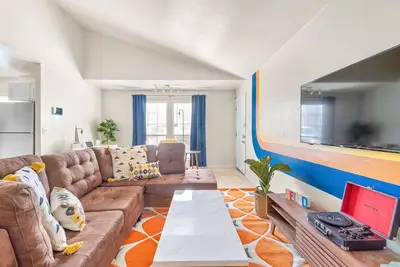 Image de Dallas Retro House | King Bed & Backyard