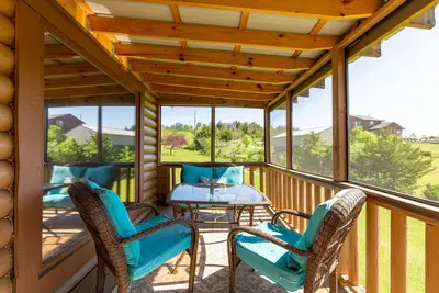 Image de Charming Lakefront Cabin w Fireplace, Grill, Firepit + Yard Games