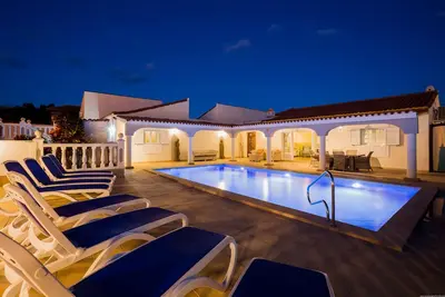 4 Bed Villa with 2 Swimming Pools and Air Conditioning
