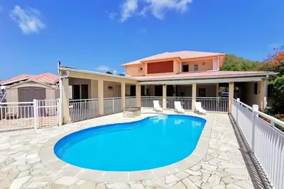 Image de Villa à Sainte Anne M041c 8 personnes 3 chambres avec piscine