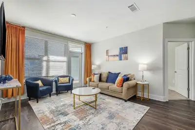 Image de NoDa 2Bdr w/ 2 King beds| Free Parking| Fast-Wi-Fi| Smart TVs| Balcony