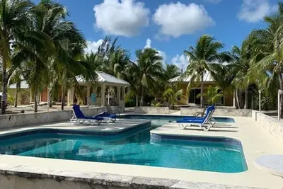 Image de Cottage in an Oasis of Palm Tree's with a Pool - 5mn from Beach!
