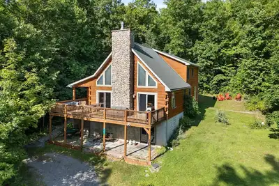 Image de Beautiful Log Home, Lake side.