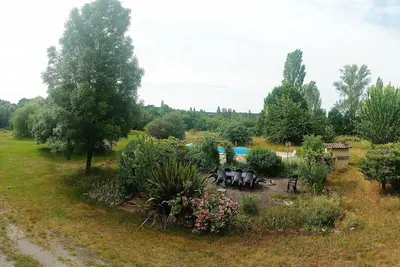 Image de Gîte Périgord Pourpre avec parc arboré et piscine