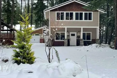 Image de Dog friendly, updated cabin- hot tub & fenced yard, 5 min to Lake Easton/Kachess