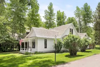 Image de Sunny corner home w/ spa & yard. Walk everywhere!