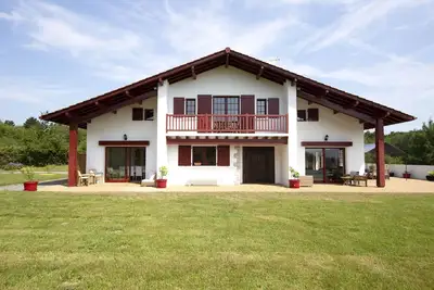 Grande maison de famille à 5 min de Saint Jean de Luz et en pleine nature.