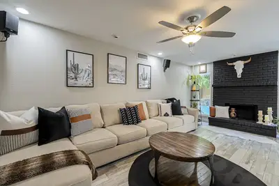 Image de Trendy Desert Oasis Recently Remodeled