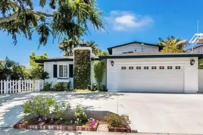 Image de Steps to the Ocean+Village Beach Home w Hot Tub 🏖
