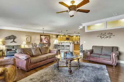 Image de Luxury & Spacious Condo with Fantastic Lake Views Near Silver Dollar City w Free Tickets