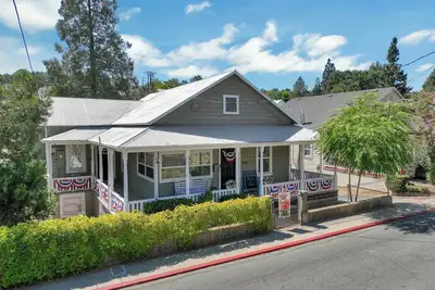 Image de Basement Apartment on Historic Main Street Jackson Amazing Patio!