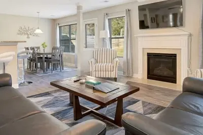 Image de Large Group Haven - Entire Home Close to LightRail