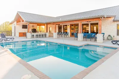 Image de Ponderosa Paradise @ Buchanan Vacation Homes - Luxury Lodge/Pool/Basketball