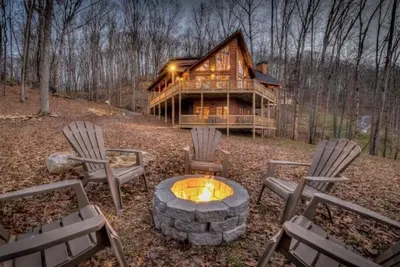 Image de Luxury, Spacious Cabin w/ Mtn view, work office, hot-tub, arcades, Weber Grills