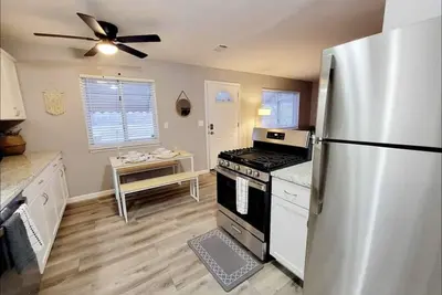 Image de Pleasant 3 Br Home Near ✈︎Dtw airport ✈︎*Sleeps 6*