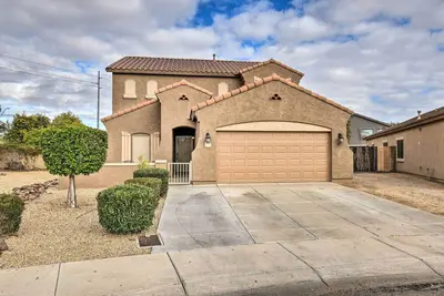 Image de 3 Mi to Golf: Home w/ Outdoor Oasis in Surprise