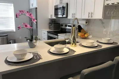 Image de Peaceful bright home minutes from the beach