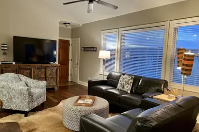 Image de Easy Walk to Swayze; 3Bed 2Bath; Noon Check-in/3:00 Check-out; Pickleball Courts