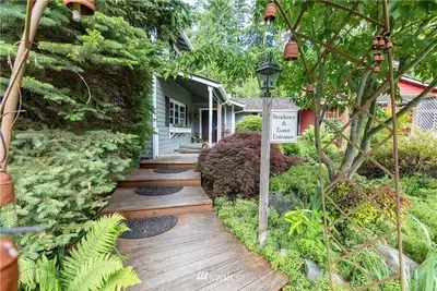 Image de Expansive manor house for family gatherings, retreats, walkable to the village!