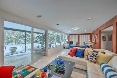 Image de Edmonds Apartment with Private Wine Cellar!