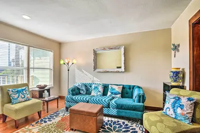 Image de 2 Mi to Pier: Colorful Cottage in Galveston!