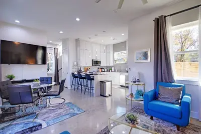 Image de Spacious & Stylish 2br House ~ 5★ Location, ♛Queen Beds, Pkg