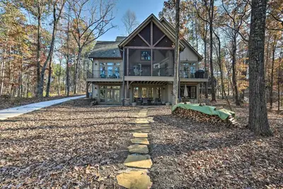 Image de Lake Keowee Cottage w/ Deck & Private Dock!