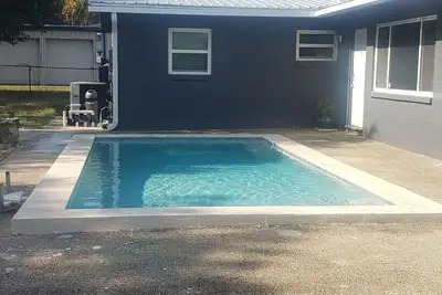 Image de Spacious pool home on half an acre. Near boat ramp, parks and restaurants.