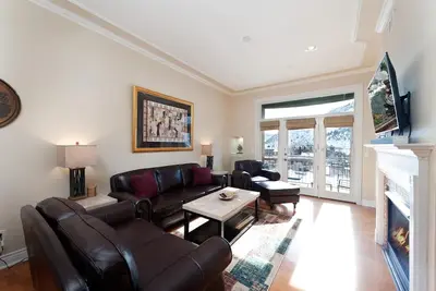 Image de New Listing! Located in the Heart of Downtown - Walk to Main Street & Train