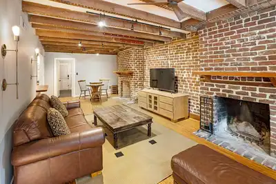 Image de Pet friendly, Historic Garden Level w/ King Bed & No Stairs by Lucky Savannah