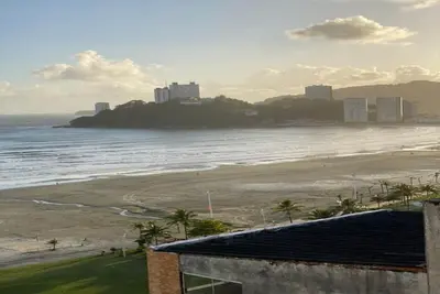 Image de The building faces the beach and the kitnet has a wide view of it.