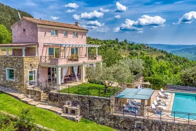 Image de Beautiful Villa Over The Hilltop with a pool