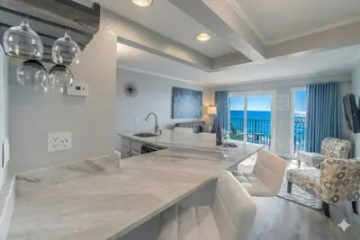 Image de Luxury Waterfront Condo with Heated Pool and Balcony