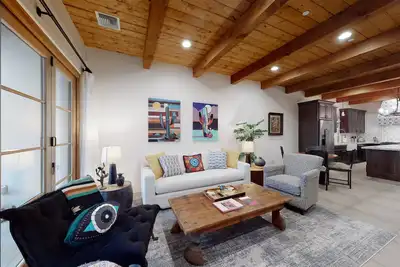 Image de Delightful Desert Gem W/ High-Speed WiFi, Modern Art, & Balcony - Dogs Welcome