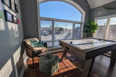 Image de Riverfront Condo | Eagles & Air Hockey, Relaxing River Front Condo