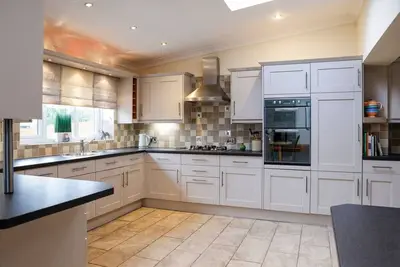 Image de Stylish Family Home Close To City Centre with Parking