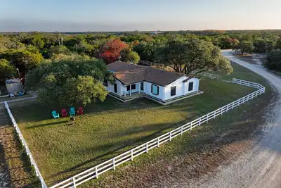 Image de Flying B Ranch House on 52 acres in Betram, Tx