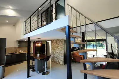 Image de Maison jardin piscine jeu à la campagne