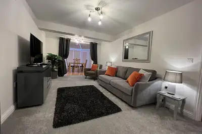 Cotswold apartment with private parking!