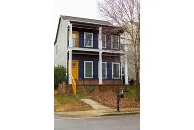 Image de Cozy shotgun style house, centrally located in Northwest Arkansas.
