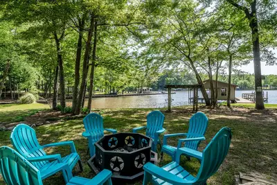 Image de Retreat to the Lake: Vintage Appeal, Hi-Speed Fiber Optic Wi-Fi and a Pool Table