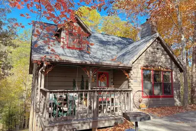 Image de Winter deals💵• 6 miles from Dollywood🎢•HotTub•wooded setting• tons of 5⭐️ reviews