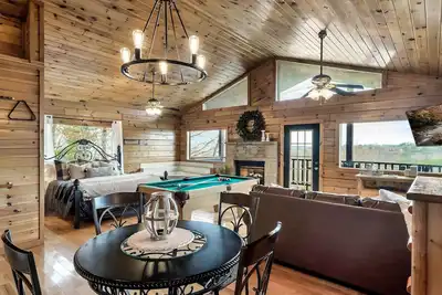 Image de Romantic Couples Getaway-5 min to the Pkwy-Hot Tub-20 Min to Gsmnp